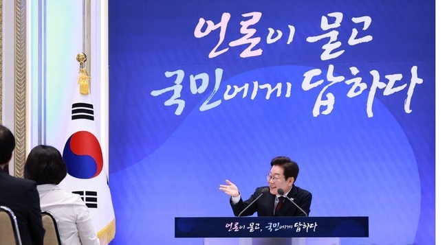 이재명 대통령이 3일 청와대 영빈관에서 열린 '대통령의 30일, 언론이 묻고 국민에게 답하다' 기자회견에서 출입기자 질문에 답변하고 있다. 사진=대통령실통신사진기자단) 