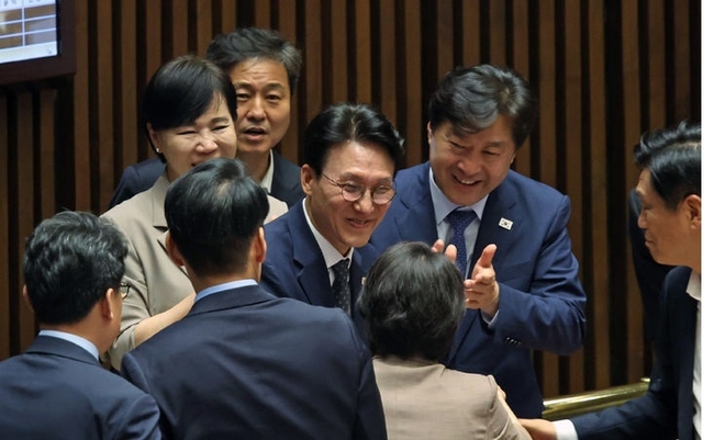  김민석 국무총리 후보자가 3일 서울 여의도 국회에서 열린 제426회 국회(임시회) 제4차 본회의에서 총리 임명동의안이 가결된 후 의원들의 축하를 받고 있다.(사진=뉴시스 제공)