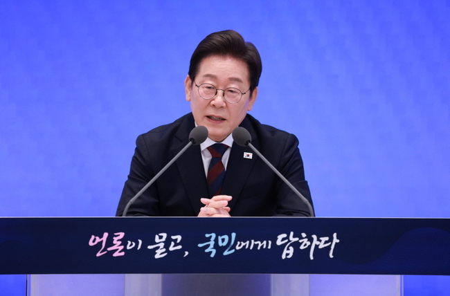 이재명 대통령이 지난 3일 청와대 영빈관에서 열린 '대통령의 30일, 언론이 묻고 국민에게 답하다' 기자회견에서 취재진 질문에 답하고 있다. 
