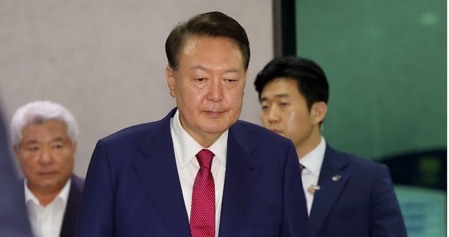 윤석열 전 대통령이 지난 5일 오후 서울 서초구 서울고등검찰청에 마련된 내란특검 사무실에서 2차 대면 조사를 마친 뒤 귀가하고 있다. (사진=뉴시스 제공)
