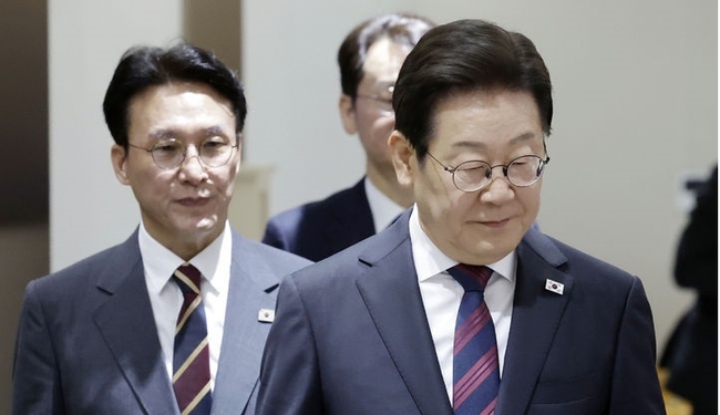 이재명 대통령과 김민석 국무총리가 지난 5일 서울 용산 대통령실 청사에서 열린 국무회의에 입장하고 있다. (사진=뉴시스 제공)