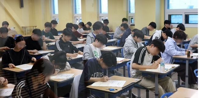 재수생들이 2026학년도 대학수학능력시험 6월 평가원 모의고사 시행일인 4일 오전 서울 양천구 종로학원 고사실에서 시험을 치르고 있다. (사진=뉴시스 제공)