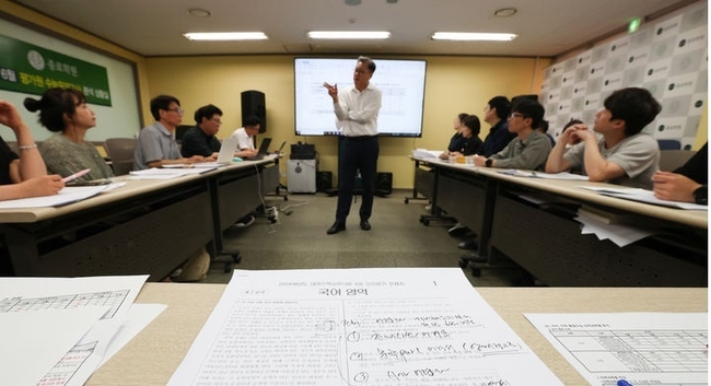  임성호 종로학원 대표와 강사들이 4일 오전 서울 양천구 종로학원 분석상황실에서 6월 평가원 모의고사 문제분석 회의를 하고 있다. (공동취재/뉴시스 제공)