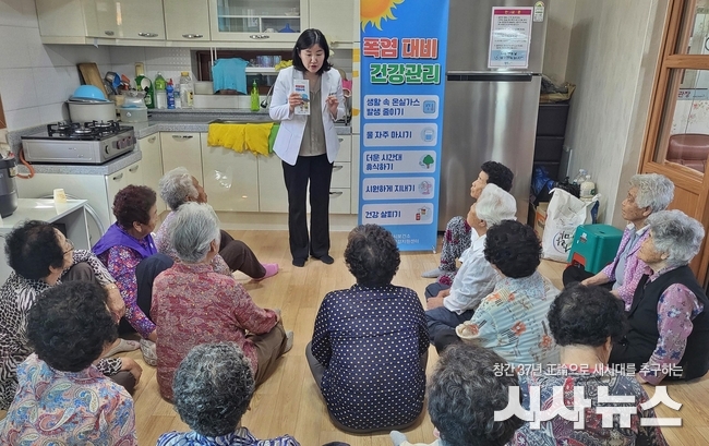 1) 경주시 보건소 관계자가 마을회관을 찾아 어르신들에게 폭염 대비 건강관리 요령을 설명하고 있다.