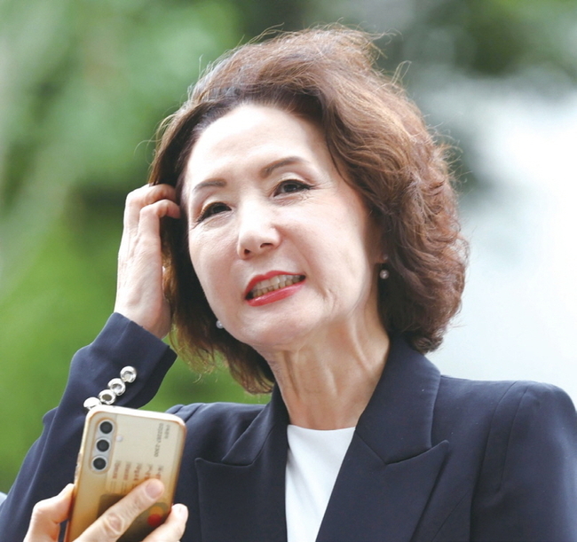 이진숙 사회부총리 겸 교육부 장관 후보자가 지난달 30일 오전 서울 여의도 한국교육시설안전원에 마련된 인사청문회 준비 사무실로 출근하던 중 취재진 질문에 답하고 있다. 