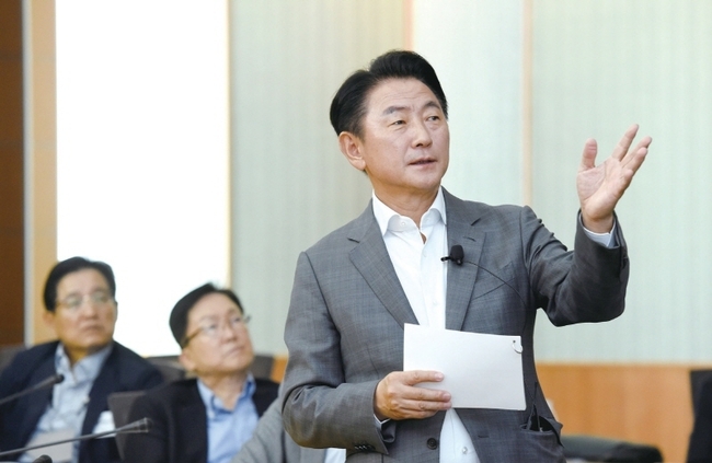 김동근 의정부시장이 ‘찾아가는 기업유치 설명회’에서 발표하는 모습.
