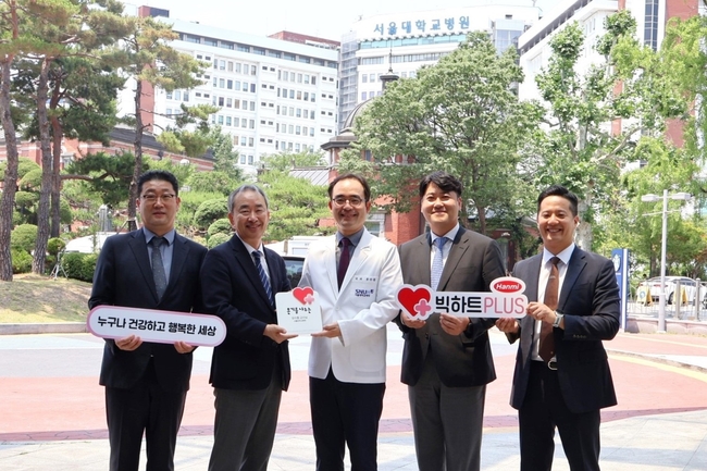 요양병원 간암 환자의 사연을 소개한 서울대병원 소화기내과 유수종 교수(가운데)와 한미그룹 임직원들이 ‘빅하트PLUS’ 현판 전달식 후 기념촬영을 하고 있다.(사진=한미약품 제공)