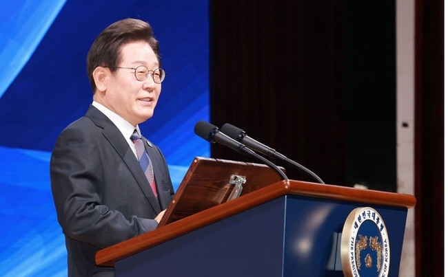 이재명 대통령이 지난 13일 서울 강남구 코엑스에서 열린 2025 세계정치학회(IPSA) 서울총회 개막식에서 기조연설을 하고 있다. (사진=뉴시스 제공)