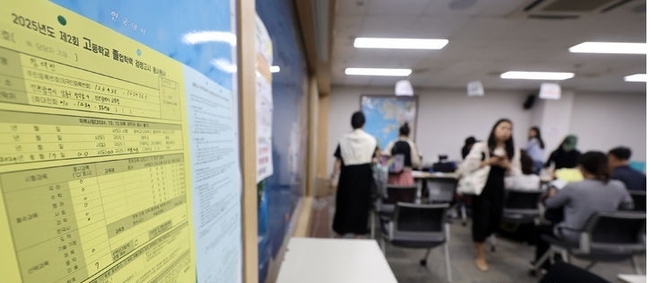  2025년도 제2회 초등학교ㆍ중학교ㆍ고등학교 졸업학력 검정고시 원서접수가 시작된 지난달 16일 오전 인천 남동구 인천시교육청에서 응시생들이 원서접수를 하고 있다. (사진=뉴시스 제공)