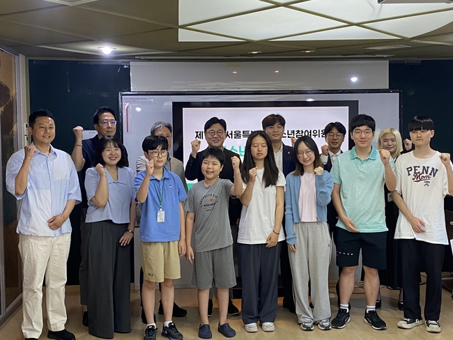 서울시의회 박강산 의원(더불어민주당·비례대표)이 지난 12일 토요일 제13대 서울시 청소년참여위원회「청소년자율예산편성 결과공유회」에 참석해 청소년들의 정책 제안 활동을 격려하고 참여 민주주의 실현을 위한 제도적 지원을 약속했다.(사진=서울시의회 제공)