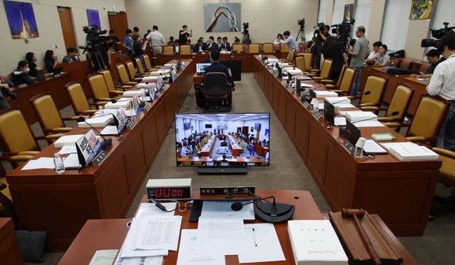  배경훈 과학기술정보통신부 장관 후보자가 14일 서울 여의도 국회에서 열린 과학기술정보방송통신위원회 인사청문회에서 회의 속개를 기다리고 있다.(사진=뉴시스 제공)