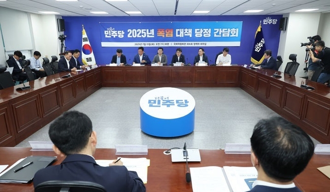 진성준 더불어민주당 정책위의장이 15일 서울 여의도 국회 의원회관에서 열린 2025년 폭염 대책 당정 간담회에서 발언하고 있다. (사진=뉴시스 제공)