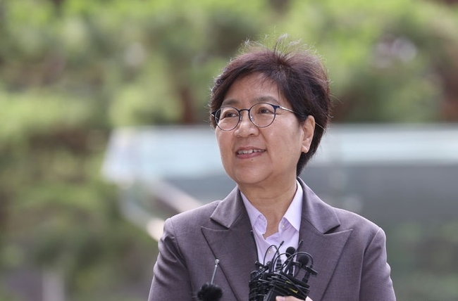 정은경 보건복지부 장관 후보자가 30일 서울 중구 T타워에 마련된 후보자 사무실로 출근하며 취재진의 질문에 답하고 있다. (사진=뉴시스 제공)