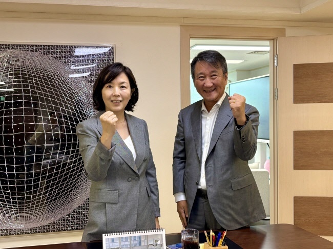 왼쪽에 서울시의회 문화체육관광위원회 김경 위원장(강서1, 더불어민주당)/(사진=서울시의회 제공)