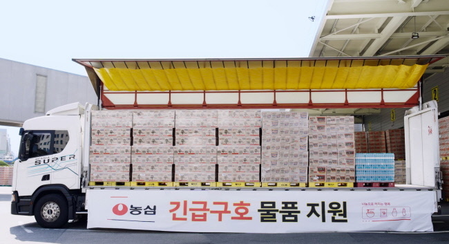 농심이 이머전시 푸드팩 사업으로 재난지역에 구호품을 지원하고 있는 모습(사진=농심 제공)