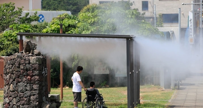 제주 해안지역을 중심으로 폭염특보가 내려진 지난 18일 오전 서귀포시 자구리공원 내 쉼터에서 더위를 식히는 쿨링포그가 가동되고 있다. (사진=뉴시스 제공)