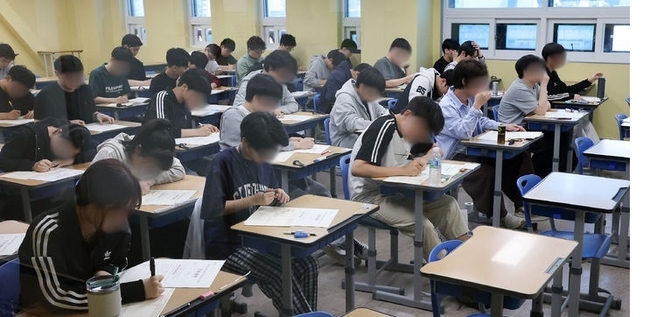  재수생들이 2026학년도 대학수학능력시험 6월 평가원 모의고사 시행일인 지난 6월 4일 오전 서울 양천구 종로학원 고사실에서 시험을 치르고 있다. (사진=뉴시스 제공)