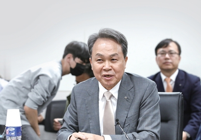 진옥동 신한금융지주 회장이 지난해 9월 24일 오후 서울 중구 은행회관에서 열린 중소기업 기후위기 대응 등의 지원을 위한 업무협약식에서 인사말하고 있다.