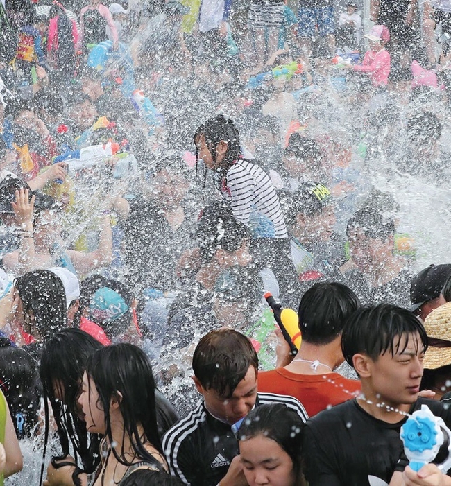 '장흥 정남진 물축제’ 프로그램 지상 최대의 물싸움’에 참여한 시민들 (사진=장흥군 제공)