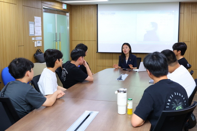 성북구 남대문중학교 학생회가 서울시의회를 방문해 의정활동을 체험하고 진로 탐색을 위한 간담회에 참여했다. 사진은 서울시의회 교육위원회 이소라 의원(더불어민주당‧비례대표)이 학생들과 소통하는 모습.(사진=서울시의회 제공)