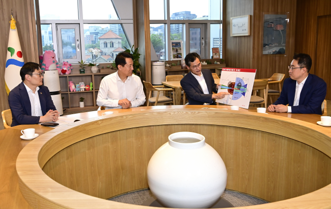 오세훈 서울시장에게 ICAO 기준 완화를 건의하는 이기재 양천구청장과 허훈 서울시의원(사진=서울시의회 제공)
