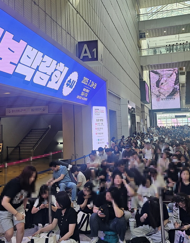  지난 24일 서울 강남구 코엑스에서 열린 2026학년도 수시 대학입학정보박람회에 수험생들과 학부모들이 입장대기 하고 있다.(사진=홍경의 기자)
