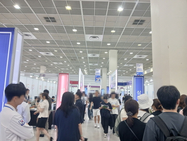 2026학년도 수시 대학입학정보박람회가 열린 24일 서울 강남구 코엑스에서 수험생들과 학부모들이 붐비는 모습.(사진=홍경의 기자)