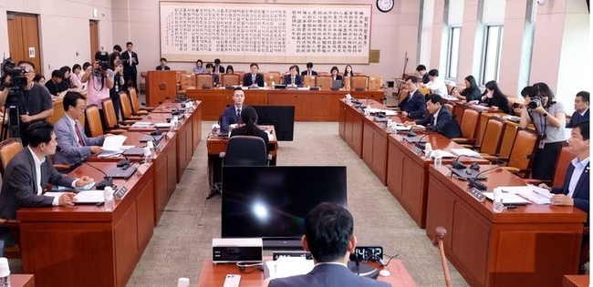 김용민 국회 법사위 법안심사제1소위원장이 지난 25일 오후 서울 여의도 국회에서 열린 법제사법위원회 법안심사제1소위원회에서 의사봉을 두드리고 있다.(사진=뉴시스 제공)