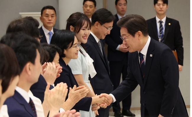 이재명 대통령이 28일 서울 용산 대통령실 청사에서 열린 신임 국무위원 및 국세청장 임명장 수여식에서 한성숙 중소벤처기업부 장관과 악수하고 있다. (대통령실통신사진기자단) /뉴시스 제공