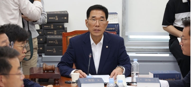 김주영 국회 환경노동위원회 소위원장이 지난 28일 서울 여의도 국회에서 열린 '노란봉투법(노동조합 및 노동관계조정법 2·3조 개정안)' 관련 제1차 고용노동법안심사소위원회에서 발언을 하고 있다.(사진=뉴시스 제공)