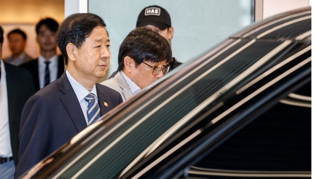 구윤철 경제부총리 겸 기획재정부 장관이 24일 오전 미국 워싱턴D.C.에서 열릴 예정이였던 미국 재무장관과 무역대표부(USTR)와 예정되어 있던 통상협상이 취소돼 인천국제공항 제2여객터미널 귀빈실을 나서고 있다. (공동취재)/뉴시스 제공