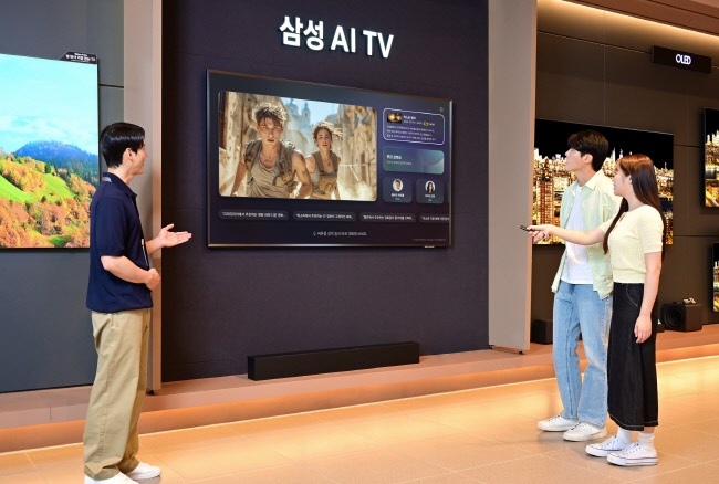 삼성스토어를 찾은 방문객이 더 똑똑해진 '클릭 투 서치' 기능을 체험하고 있다.(사진=삼성전자 제공)