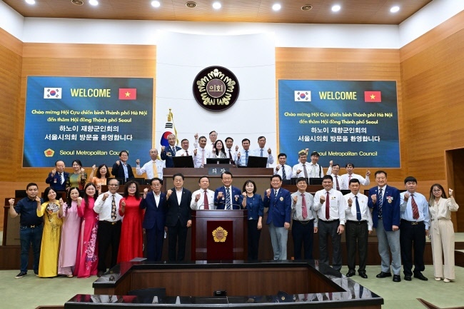 서울시의회 운영위원회는 지난 28일 서울시의회에 베트남 하노이시 재향군인회 및 서울시 재향군인회를 초청해 환담 행사를 가졌다. 이번 방문은 양 도시 재향군인회와 서울시의회 간의 교류 협력 강화를 위한 자리로 마련되었으며, 서울시의회 운영위원회 박성연 부위원장과 하노이시 재향군인회 임직원 및 서울시 재향군인회 회장단 등 총 40여 명이 참석했다.(사진=서울시의회 제공)