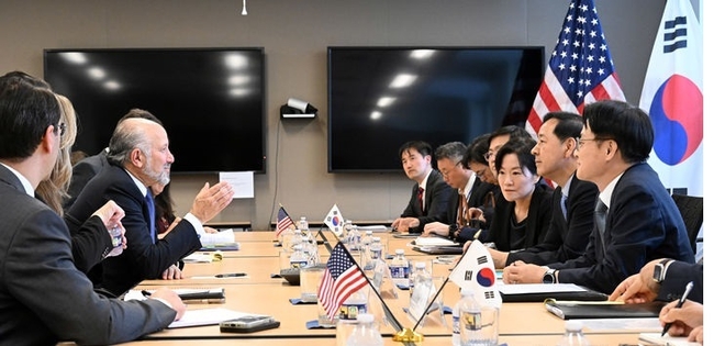 한미 통상협의차 미국 워싱턴D.C.를 방문 중인 구윤철 부총리 겸 기획재정부 장관이 29일(현지시간) 김정관 산업통상자원부장관 및 여한구 통상교섭본부장과 함께 미국 상무부에서 하워드 러트닉 상무장관과 통상협의를 하고 있다. (사진=기재부 제공) 