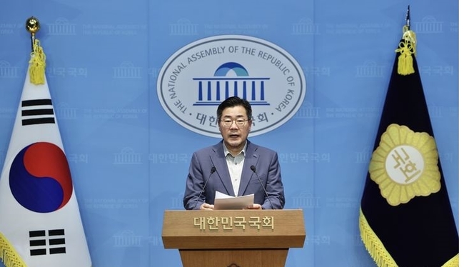  박찬대 더불어민주당 당대표 후보가 30일 오전 서울 여의도 국회 소통관에서 기자회견을 열고 지지를 호소하고 있다.(사진=뉴시스 제공)
