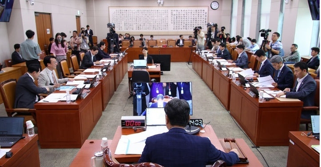 이춘석 국회 법제사법위원회 위원장이 지난달 22일 서울 여의도 국회에서 열린 법제사법위원회 전체회의에서 의사봉을 두드리고 있다. (사진=뉴시스 제공)