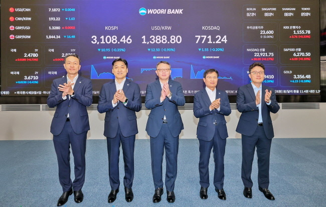 4일 우리은행 회현동 본점 자금시장그룹 딜링룸 전광판 점등식에 (왼쪽부터) 이정섭 브랜드홍보그룹장, 박형우 자금시장그룹장, 정진완 은행장(가운데), 양현근 상임감사위원, 한세룡 업무지원그룹장이 참석해 기념촬영을 하고 있다.(사진=우리은행 제공)