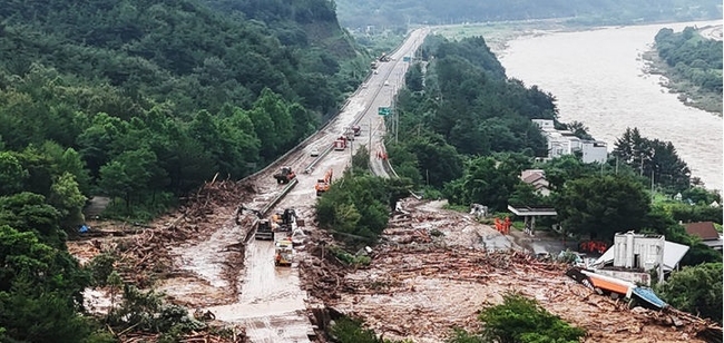 지난달 20일 오전 경남 산청군을 가로지르는 산청대로에 지난 19일 폭우로 산사태가 발생하자 관계자들이 복구작업을 펼치고 있다. (사진=뉴시스 제공)