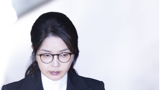 도이치모터스 주가조작 연루 의혹 등을 받는 김건희 여사가 지난 6일 서울 종로구 김건희 특검팀(특별검사 민중기) 사무실에서 피의자 신분으로 조사를 마친 뒤 밖으로 나서고 있다. (사진=뉴시스 제공)