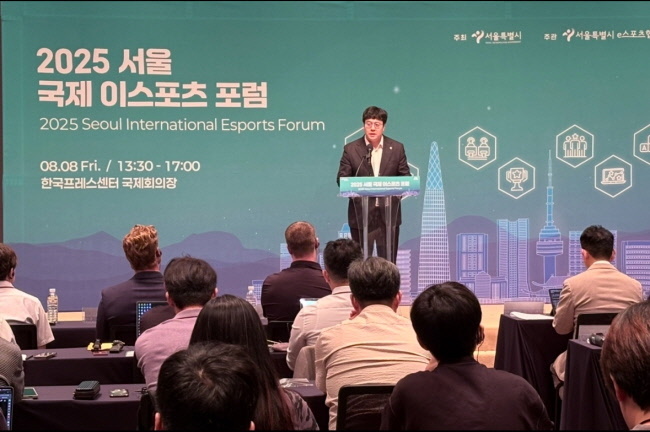 ‘2025 서울 국제 이스포츠 포럼’에서 축사하고 있는 김동욱 의원(사진 중앙)/(사진=서울시의회 제공)