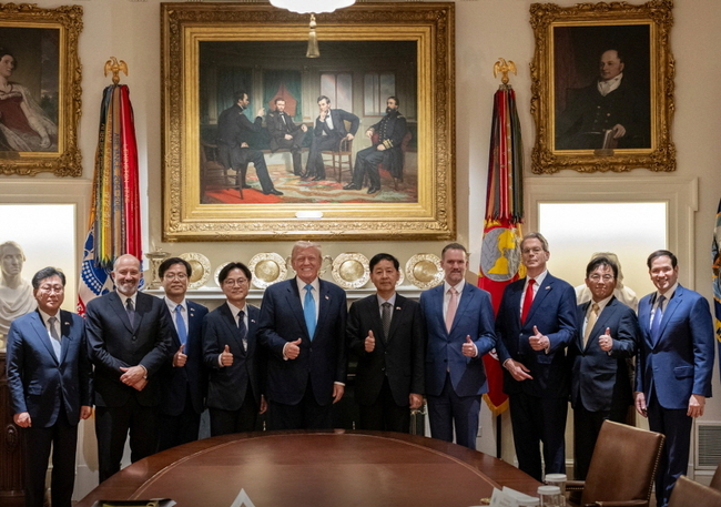 한미 관세 협상이 타결된 지난달 30일(현지 시간) 도널드 트럼프 미국 대통령이 워싱턴 D.C. 백악관 캐비닛 룸에서 한국 측 협상단과 함께 엄지 손가락을 치켜 세운 채 기념촬영을 하고 있다. (왼쪽부터 최지영 기획재정부 국제경제관리관, 하워드 러트닉 미 상무장관, 여한구 통상교섭본부장, 김정관 산업통상자원부 장관, 트럼프 대통령, 구윤철 부총리 겸 기획재정부 장관, 제이미슨 그리어 미국무역대표부 대표, 스콧 베센트 미 재무장관, 박정성 무역투자실장, 마코 루비오 미 국무장관.) 
