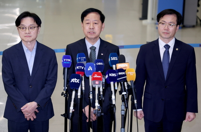 한미 관세 협상을 마친 구윤철 부총리 겸 기획재정부 장관이 1일 인천국제공항 2터미널을 통해 귀국, 취재진의 질문에 답하고 있다. (왼쪽부터 김정관 산업통상자원부 장관, 구 부총리, 여한구 통상교섭본부장.)
