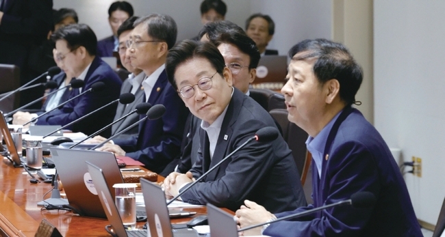 이재명 대통령이 지난달 22일 서울 용산 대통령실 청사에서 열린 국무회의에서 구윤철 경제부총리 겸 기획재정부 장관의 인사말을 듣고 있다. 