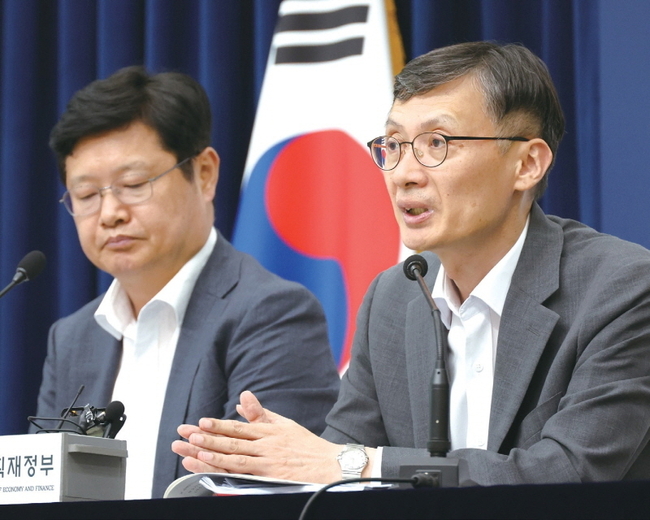 박금철 기획재정부 세제실장이 지난 지난달 29일 세종시 정부세종청사에서 2025년 ‘세제개편안’을 설명하고 있다.