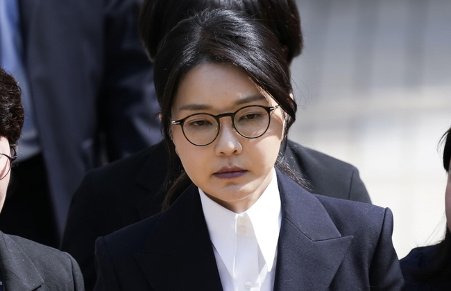 자본시장과 금융투자업에 관한 법률 위반, 정치자금법 위반, 특정범죄 가중처벌 등에 관한 법률 위반(알선수재) 등의 혐의를 받는 윤석열 전 대통령 부인 김건희 씨가 12일 오후 서울 서초구 서울중앙지법에서 열린 구속 전 피의자 심문(영장실질심사)를 마친 뒤 법원을 나서고 있다. (사진=뉴시스 제공)