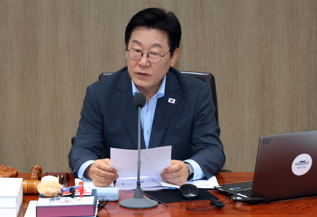 이재명 대통령이 12일 서울 용산 대통령실 청사에서 열린 국무회의에서 발언하고 있다. 이 대통령 자리에 광복 80주년 기념 태극기 달기 캠페인 열쇠고리와 네임택이 놓여 있다. (사진=뉴시스 제공)