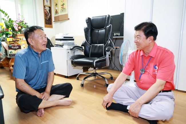 박범인 금산군수 독립유공자 유족 위문 기념사진. (사진=금산군 제공)
