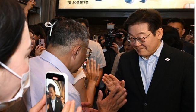 이재명 대통령이 지난 17일 서울 용산구 CGV에서 영화 '독립군:끝나지 않은 전쟁'을 관람한 뒤 상영관을 나서며 시민들과 인사하고 있다.(사진=뉴시스 제공)