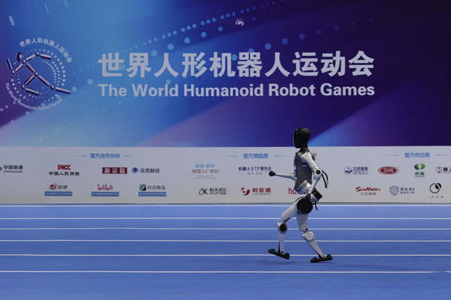 15일(현지 시간) 중국 베이징 국가스피드스케이팅경기장에서 열린 2025 세계 휴머노이드 로봇 운동회에서 한 로봇이 달리고 있다. (사진=뉴시스 제공)