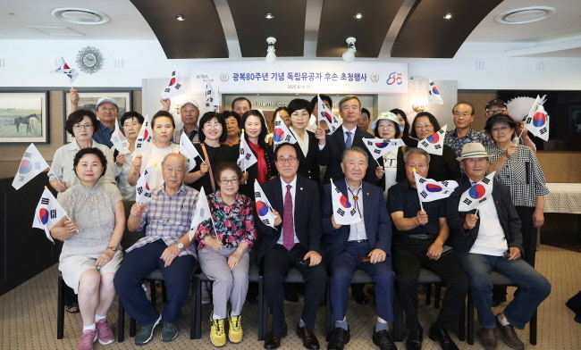<strong>독립유공자 후손 초청행사 단체사진(사진=한국마사회 제공)</strong>